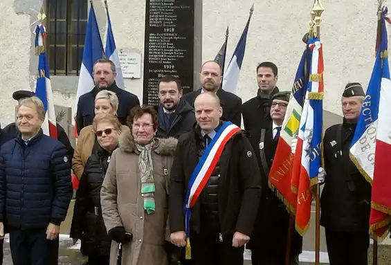 Michèle Alborini (née Dutruel), ici à gauche du maire, avait 15 ans lors du massacre perpétré il y a 75 ans à Bernex. « Habitant en face du champ où ont été fusillés les cinq résistants, nous avons été témoins du drame. Ce fut très dur », témoigne-t-elle