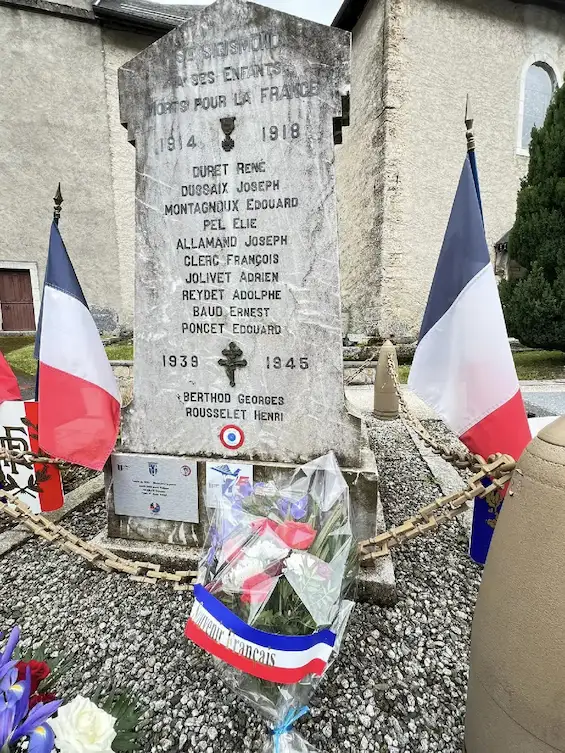 Cérémonie commémorative du 8 mai à Saint-Sigismond - 2024 - Le monument aux morts