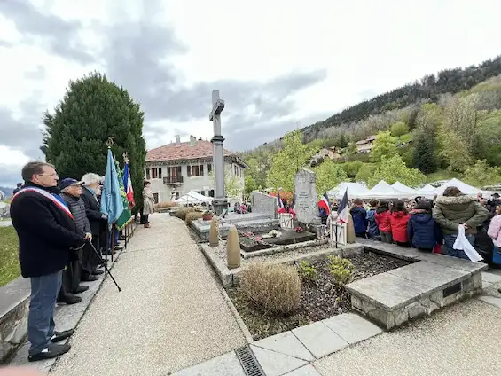 Cérémonie commémorative du 8 mai à Saint-Sigismond - 2024 - La foule