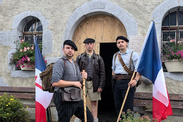 Maxime Algisi (à gauche) et ses amis, ici devant la chapelle des Confins, sont partis vendredi sur les traces du maquisard Angel Algisi. Photo Le DL/J.M.