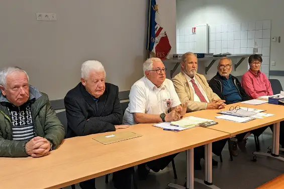 Pierre Van-Soën (en cravate) a présidé la réunion annuelle de l’association qui a accueilli Jean-François Bocquel, le délégué adjoint du Souvenir Français de Haute-Savoie (en chemise blanche).