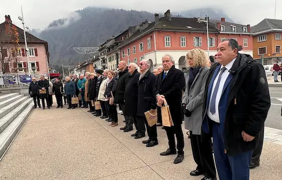 Assemblé générale 2022 – Dépôt de gerbe au monument aux morts de Cluses - ag-2022-sf74-depot-gerbe-monument-aux-morts-cluses-10