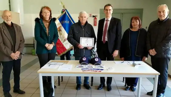 Philippe Ricœur en présence de Raymond Courlet, vice-président, d’élus, de François Figuet avec son diplôme d'honneur du SOuvenir Frnçais et de Robert Monod le trésorier.