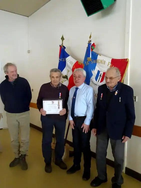 Serraval — AG 2024 du comité de Thônes du Souvenir Français, le dipôme et la medaille de Bronze à Monsieur Joseph Gaillard-Liaudon