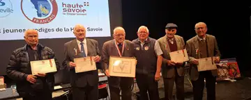 À l’issue de la réunion, des membres du souvenir Français ont été mis à&nbsp;l’honneur&thinsp;:&thinsp;Michel Flahaut, Bernard Duc et Michel Mabboux ont reçu la médaille de vermeil. Claude Devouassoux a reçu la médaille vermeil avec bélière laurée — Gervais Bouclier, lui, s’est vu remettre la cravate d’honneur pour 40 années consacrées au Souvenir Français.