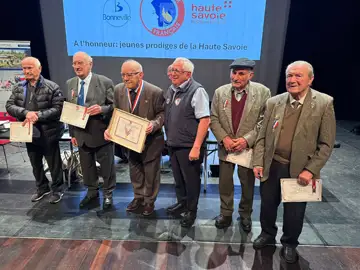 À l’issue de la réunion, des membres du souvenir Français ont été mis à l’honneur : Michel Flahaut, Bernard Duc et Michel Mabboux ont reçu la médaille de vermeil. Claude Devouassoux a reçu la médaille vermeil avec bélière laurée — Gervais Bouclier, lui, s’est vu remettre la cravate d’honneur pour 40 années consacrées au Souvenir Français.