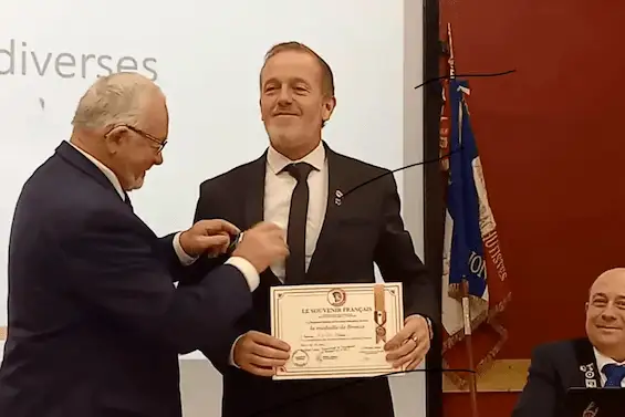 René PERRISSIN remet la médaille de bronze du Souvenir Français au Président du comité de Thonon, Patrice Thiot.