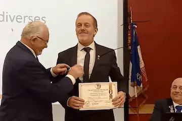 Médaillés du souvenir Français - René PERRISSIN remet la médaille de bronze du Souvenir Français au Président du comité de Thonon, Patrice Thiot.