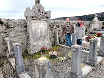 AIN — « Je suis écœurée » : la tombe d’un poilu, héros de la guerre de 14-18, a été pillée (DL) — Les cinq vases Médicis en fonte, ainsi que les lourdes chaînes de clôture et une plaque ont été descellés et volés, au sein du cimetière de Thézillieu (Ain). Isabelle Fustier, petite nièce du capitaine, qui réside en Savoie, a constaté le désastre.