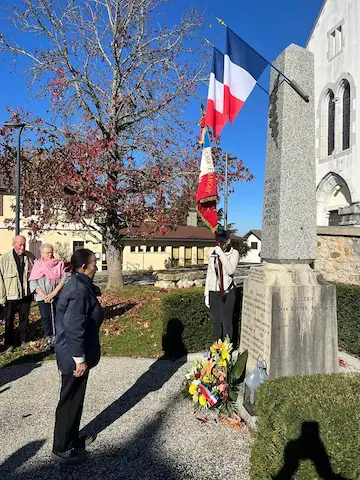 La nouvelle présidente a déposé une gerbe devant le monument aux Morts de Montagny-les-Lanches, sous le regard de Louane Novello, élue porte-drapeau du comité. Photo Le DL/L.J.