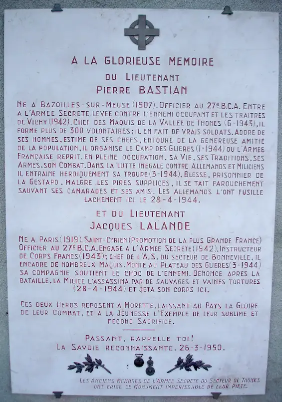 Alex — Plaque en mémoire des lieutenants Bastian et Lalandes, résistants assassinés par la milice et les Allemands le 28 avril 1944.