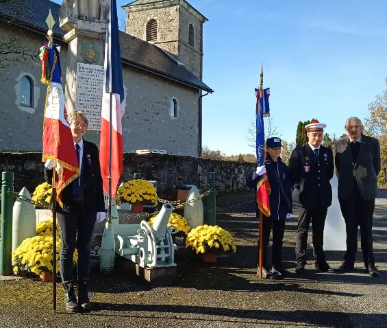 Amandine Marmoux à gauche, 18 ans, engagée depuis l’an dernier et Lou Burnier 13 ans, dont ce fut les premières cérémonies en ce 11-Novembre, accompagnées par Damien Casagrande, moniteur à l’école de porte-drapeau, conseiller municipal d’Eteaux, vice-président du Souvenir Français et Noël Suatton, ancien maire, membre du Souvenir Français.