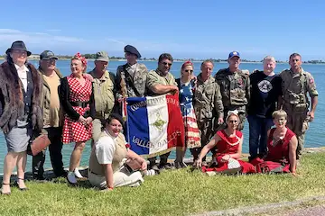 Le drapeau des anciens combattants de la Vallée d’Aulps a flotté sur les plages du Débarquement grâce aux quatre Morzinois reconstitueurs. Photo Le DL/Ch.B.