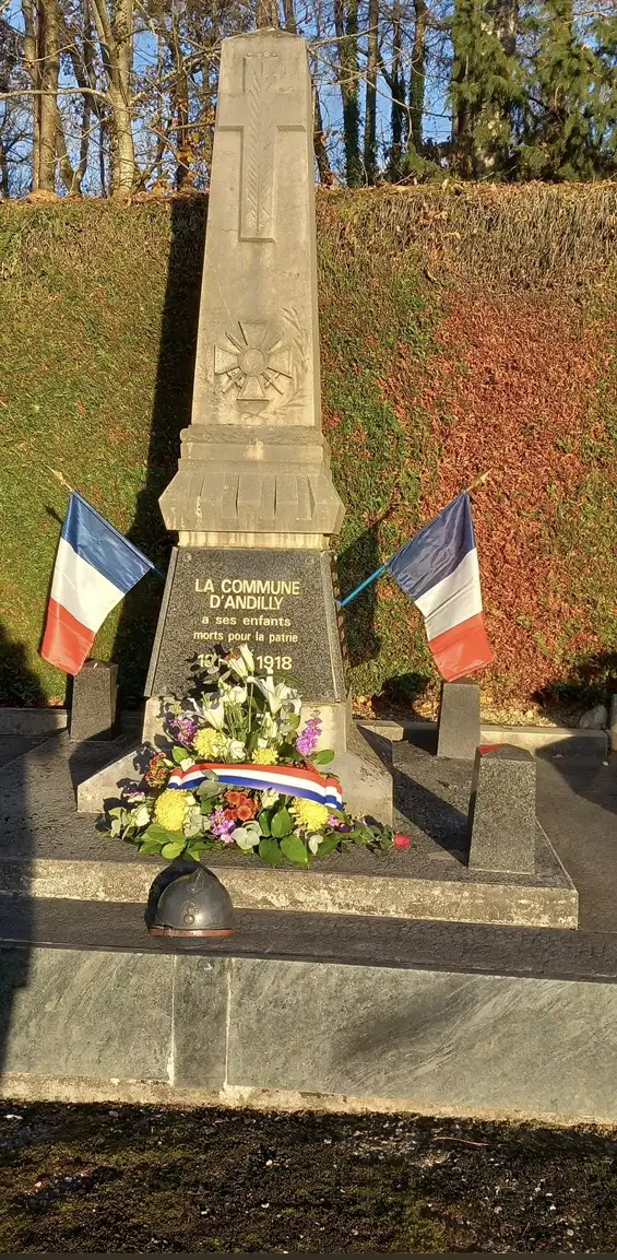 Ce 11 novembre à 8 h du matin le Souvenir Français était présent pour la première commémoration de la journée au monument du cimetière de Saint Symphorien sur la commune d'Andilly.
