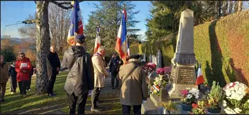 Ce 11 novembre à 8 h du matin le Souvenir Français était présent pour la première commémoration de la journée au monument du cimetière de Saint Symphorien sur la commune d'Andilly.