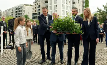 Dépôt de gerbe pour la ville d’Annecy en présence de deux élèves de Vallin Fier, de G à D : Arnaud Stefanutti délégué aux devoirs de mémoire, Antoine de Menthon président de l’association des Glières, Anthony Granger 1er adjoint représentait le maire d’Annecy et Marie Bosson maire déléguée d’Annecy. Photo Serge Bocquet