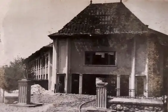 Entrée de l'usine apres le bombardement du 10 mai 1944.