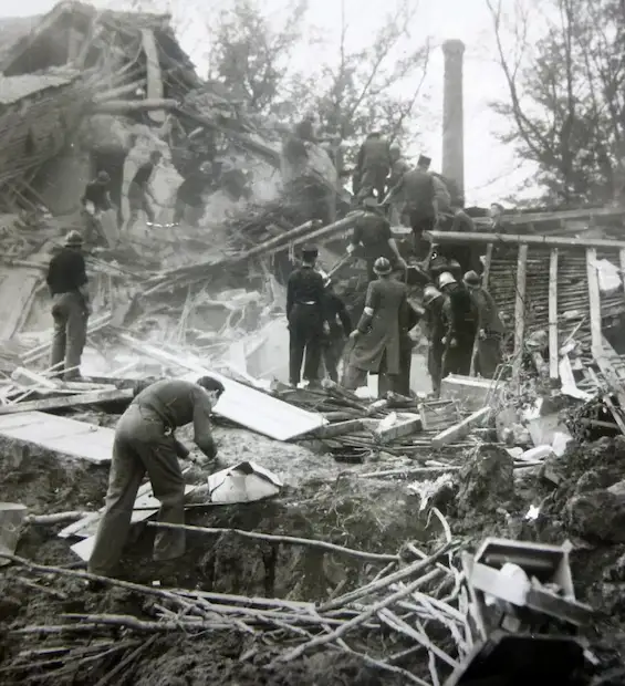 Bombardement usine SRO annecy le 11 novembre 1943 : Les secours s’activent autour de la maison Noyer soufflée par une bombe de 500 kg.