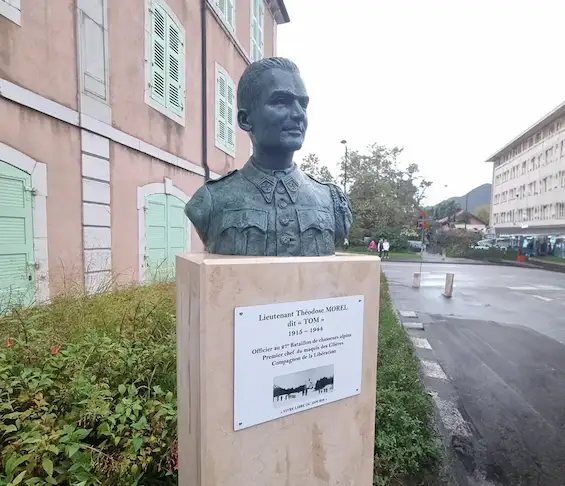 Figure de la Résistance française, Tom Morel a désormais une stèle à Annecy. Un buste en l'honneur du lieutenant Tom Morel, grande figure de la résistance, a été dévoilé ce samedi à Annecy. Photo Le DL/C.L.