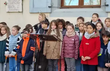 Rafmle des Marquisats : 81 ans après la rafle, les écoliers du quai Jules-Philippe et lycéens de Gabriel-Fauré ont repris le flambeau du souvenir en prenant part à la commémoration. Photo Le DL /A.B-M.