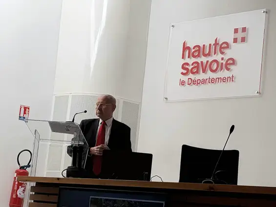 Près de 40 personnes ont assisté à cette Conférence avec le général de division (2S) Richard RETOUT et ont particulièrement apprécié cette analyse géopolitique consacrée aux États-Unis et à leur président.