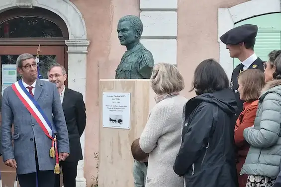 Un buste en l'honneur du lieutenant Tom Morel, grande figure de la résistance, a été dévoilé ce samedi à Annecy. Photo Le DL/C.L.