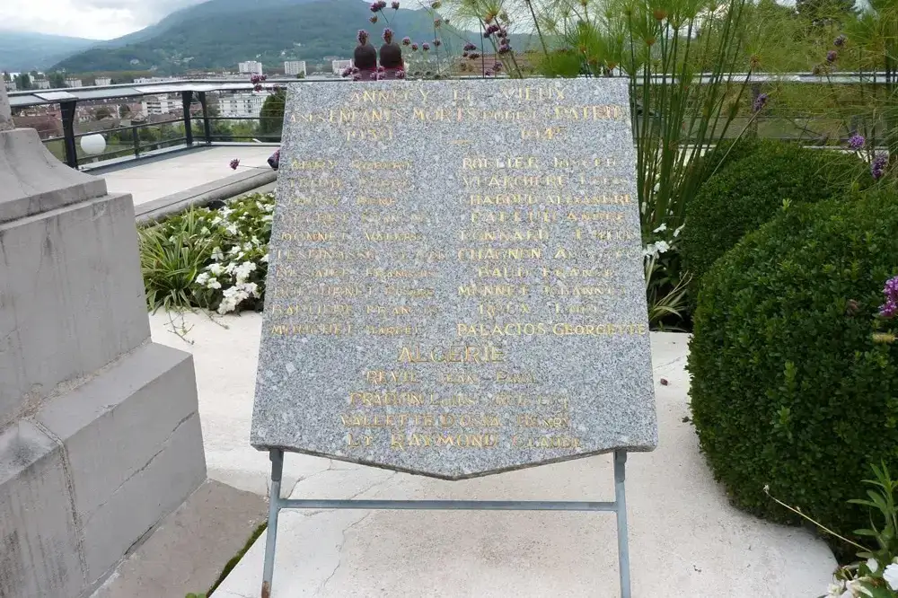 annecy-le-vieux-plaque-comm-morative-mairie-le-souvenir-fran-ais-74