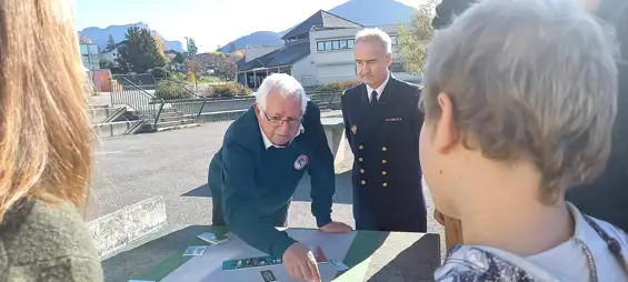 J’étais ce jour au collège d’Evire à Annecy-le-Vieux pour participer à une nouvelle session de formation de l’École des jeunes porte-drapeaux de la Haute-Savoie.