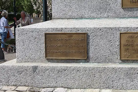 Annecy — Monuments aux combattants de la Haute-Savoie, plaque additionnelle
