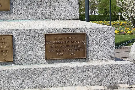 Annecy — Monuments aux combattants de la Haute-Savoie, plaque additionnelle