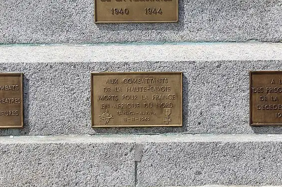 Annecy — Monuments aux combattants de la Haute-Savoie, plaque additionnelle