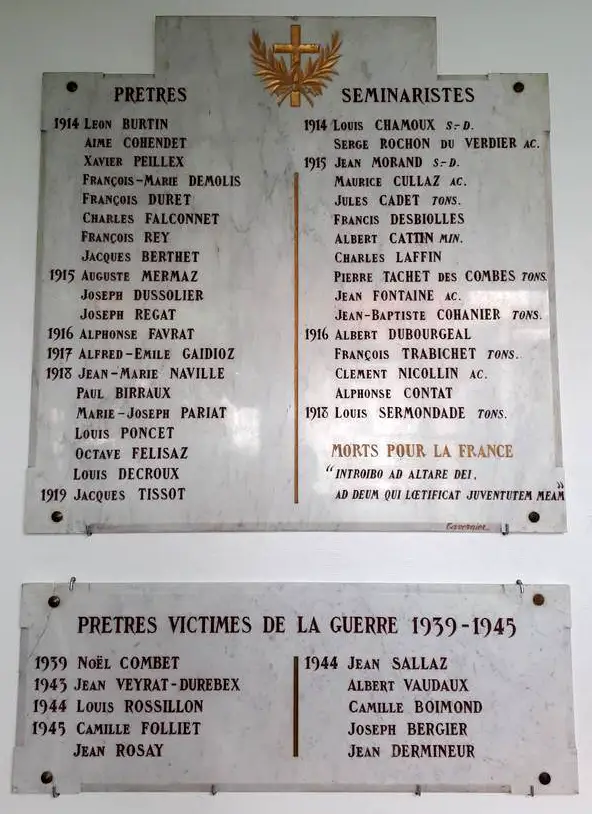 PLAQUE COMMÉMORATIVE. MAISON DU DIOCÈSE Plaque diocésaine en hommage aux prêtres victimes de la Seconde Guerre mondiale.