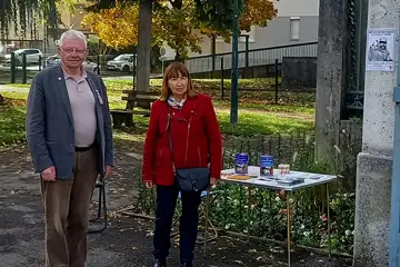 Le président du comité du Souvenir Français d’Annecy, M. Guy Delaval, accompagné de Mme Crétet, a assuré la quête annuelle au cimetière de Loverchy. Cette présence sur le terrain, au contact des familles et des visiteurs, illustre l’esprit du Souvenir Français : entretenir la mémoire de celles et ceux qui sont morts pour la France et transmettre le devoir de souvenir aux générations futures.