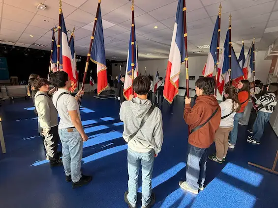 Formation au lycée des Glieres à Annemasse de l’école des jeunes porte-drapeaux de la haute-Savoie.