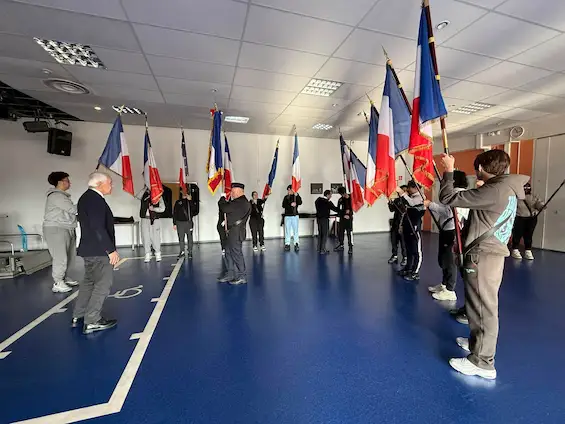 Formation au lycée des Glieres à Annemasse de l’école des jeunes porte-drapeaux de la haute-Savoie.
