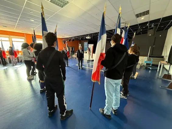 Formation au lycée des Glieres à Annemasse de l’école des jeunes porte-drapeaux de la haute-Savoie.