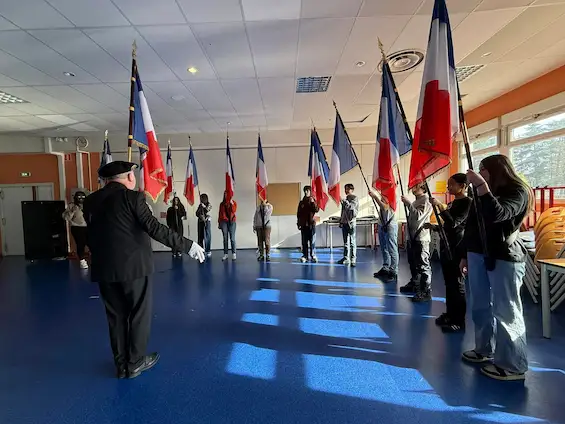 Formation au lycée des Glieres à Annemasse de l’école des jeunes porte-drapeaux de la haute-Savoie.