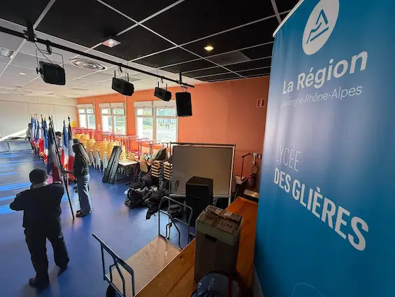Formation au lycée des Glieres à Annemasse de l’école des jeunes porte-drapeaux de la haute-Savoie.