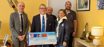 Le Souvenir Français a remis un chèque de soutien à la classe Défense du lycée des Glières d’Annemasse, afin de contribuer au financement d’un voyage mémoriel organisé dans le cadre de leur projet pédagogique. Ce déplacement permettra aux élèves de découvrir sur le terrain les lieux marqués par l’Histoire, et de mieux comprendre le prix de la liberté et de la paix.