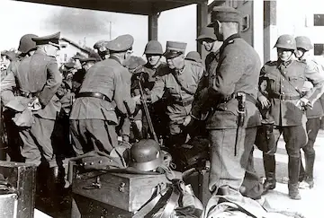 Ambilly — Officiers et soldats allemands passent la frontière suisse en déposant leurs armes. Photo collection Gilbert Taroni