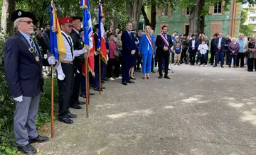 Organisée dans le parc Montessuit, la cérémonie marquant la Journée nationale du souvenir des victimes et des héros de la Déportation a réuni une centaine de personnes autour des autorités et des associations mémorielles. “Quiconque sauve une vie, sauve l’univers tout entier” : chaque dernier dimanche d’avril, cette inscription sur la stèle des Justes prend tout son sens pour rendre hommage aux victimes et véhiculer les valeurs de paix, de liberté et de dignité.