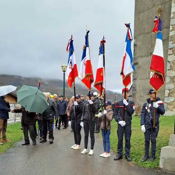 Armistice le Villar - Les jeunes porte-drapeaux et jeunes sapeurs-pompiers.