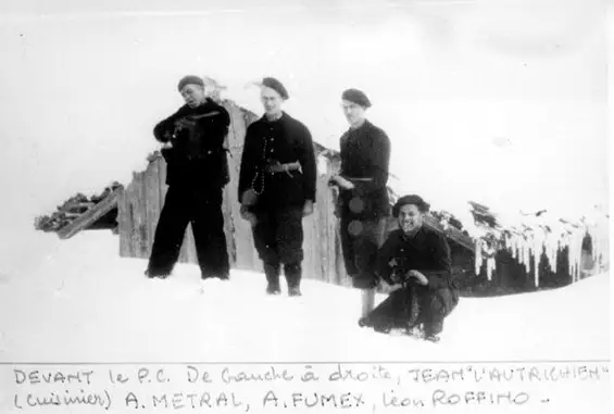 Devant le PC. De gauche à droite, Jean l’Autrichien (cuisinier), Alphonse Métral, André Fumex et Léon Roffino. Photo /Fonds Michel Germain