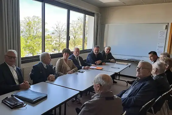 Assemblé du 13 avril 2024 du comité d'Évian du Souvenir Français — Vue du bureau : de gauche à droite Monsieur MORGANTINI, Monsieur IANNACCI, DGA Monsieur René PERRISSIN, Madame Josiane LAY Maire d'Evian les Bains, Vice présidente conseil départemental, Monsieur Enzo BONOPERA.