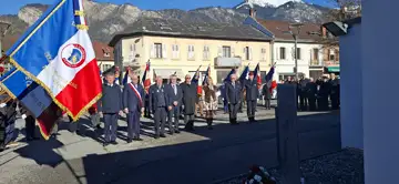 L’assemblée générale s’est conclue par un dépôt de gerbe auprès de la stèle célébrant le souvenir du lieutenant Lalande. Photo Le DL/F.B.