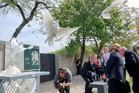 Lâcher de colombes lors de l’inauguration, afin de célébrer ce lieu qui donne du sens au mot engagement, aux vertus de la démocratie et de la paix. Le mur, avant d’être dévoilé, avait été drapé par les élèves d’art plastique, façon Christo.