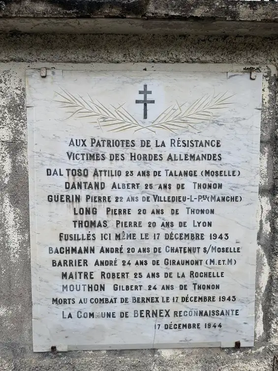 Bernex — Stèle ancien hôtel du midi aux fusillés du 17 décembre 1943