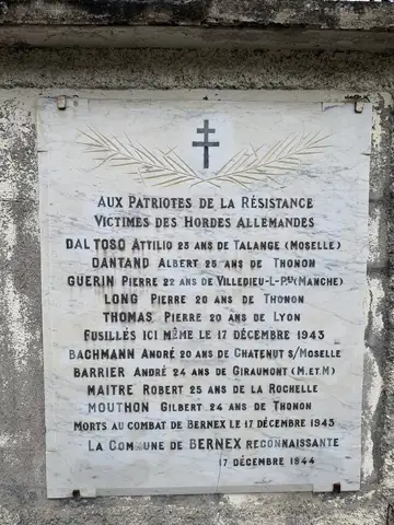  Stèle ancien hôtel du midi aux fusillés du 17 décembre 1943