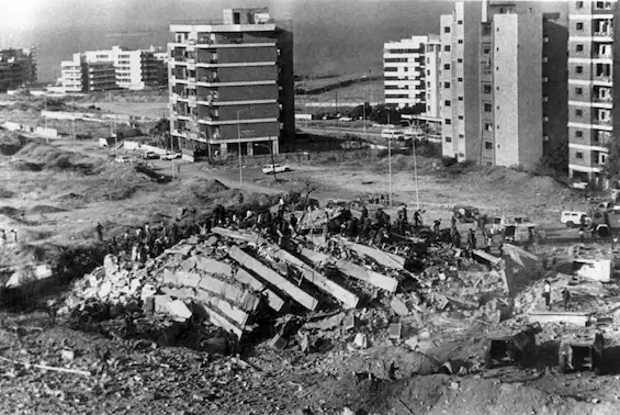 Le Souvenir Français organise avec l’association ARVA-DRAKKAR des cérémonies et gestes mémoriels sur les tombes des victimes de l’attentat du DRAKKAR, tout au long du mois d’octobre.