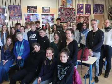 32310,Les élèves de 3 e 1 et leurs professeurs, en compagnie de Christiane Bechet-Baretta. Photo M.-J.B.,